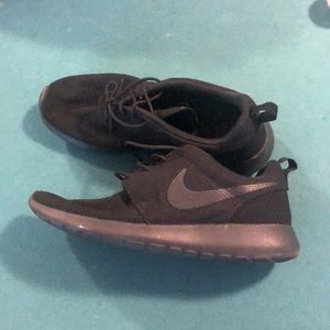 Size 10.5 Black Nike Roshe